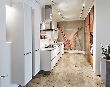 Sehr günstig: Mattlack Sterlinggrau kombiniert mit Nussbaum Furnier - SieMatic SE 8008 LM mit SE 4004 N (M05)