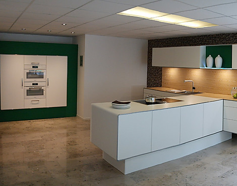 allmilmö - DesignART Modell Pia Diamantlack Mattweiß mit filigraner Edelstahlkante am Umfeld - DesignART Modell Pia Kristallweiß - dreifach prämierte Designerküche - grifflos mit Sensomatic