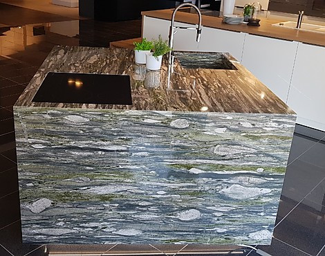 Hochwertige edle Strasser Kücheninsel Naturstein Camouflage poliert , grifflos - Unit Q 144