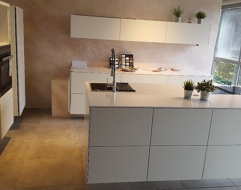 Designerküche Mattlack weiß mit tip on Öffnung inkl. Quarzkopositplatte Blanco zeuss extrem white - Porto Mattlack weiß