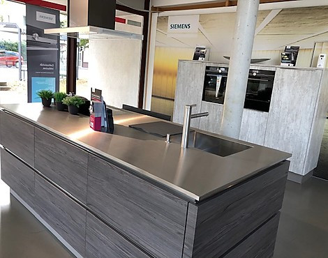 Designküche mit Edelstahlarbeitsplatte - AV2080 Beton Natur Kunststoff kombiniert mit AV1092-GL Pinie dunkel