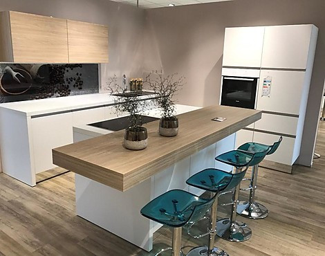 Moderne, grifflose Küche mit Insel und Sitzbank - Designo Weiß Ulme