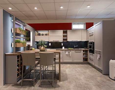 Modern geplante Landhausküche - Cascada Steingrau