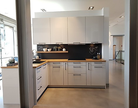 Kleine Küche in L-Form in Satin Hochglanz Lack mit separater Gerätehochschrankzeile - Inpura AV 2030 satin Hochglanz Lack