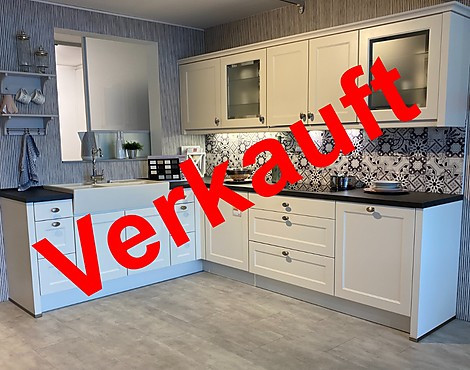 Stilvolle Landhausküche - Chalet Landhaus Magnolia Lack kombiniert mit Credo Schiefergrau Lacklaminat