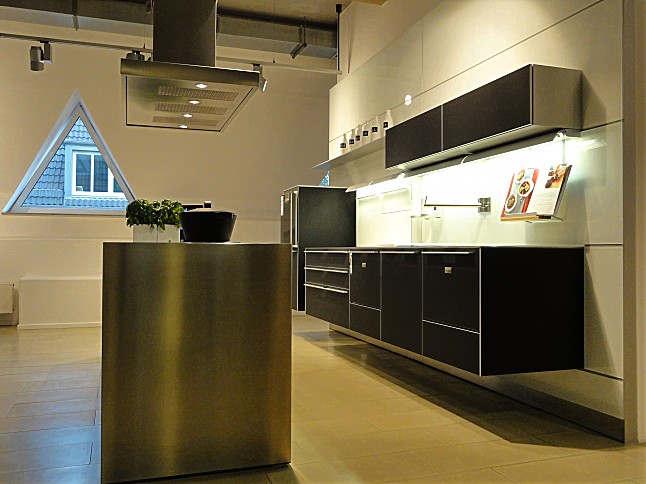 bulthaup-Musterküche Wandzeile mit Monoblock Insel in