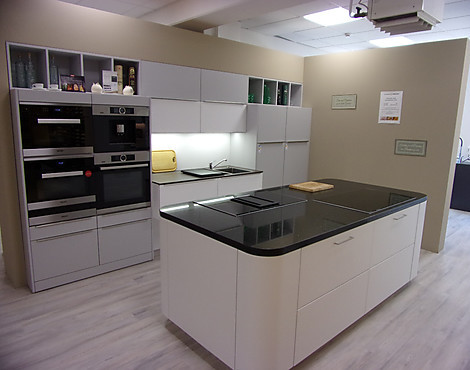 Rational Aktiv-Küche - 252 cambia 571 Porzellan Weiss Softlack WAV Naturstein B0402 Nero Assoluto poliert