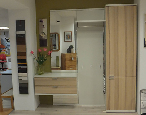 Korpus: Lack weiß - Garderobe EM-Flair