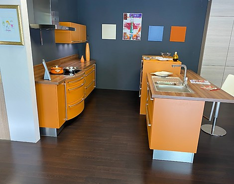 Auffallende moderne Inselküche mit Sitzgelegenheit - Biella Mandarine- Orange Satin matt