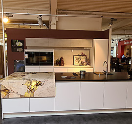 Einbauküche mit Granitarbeitsplatte und hochwertiger Miele Elektrogeräte
