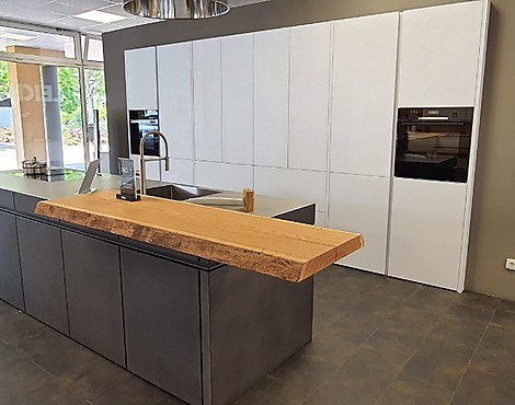 Moderne BETONKÜCHE mit massiver EDELSTAHLPLATTE matt und weißen Hochschränken - CONCRETE Brasilia Avance mit TOCCO arktisweiss