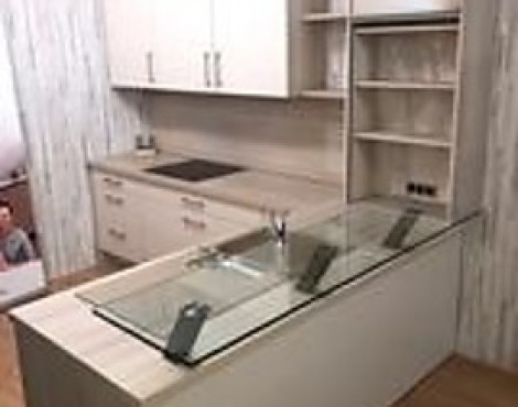 Küche mit Glastresen und Keramikspüle, inkl Beko Geräten - Delta Exklusiv