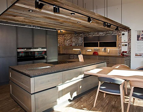 Landhausküche Eiche kombiniert mit Colorfronten und Granitarbeitsplatte - NORDKAMM - Steineiche und EISENFELS - lackiert Schwarzblech Optik