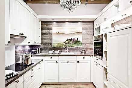 Gemütliche Küchenzeile in Weiß mit Rahmenfronten