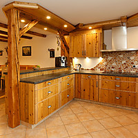 Landhausküche aus massivem Holz