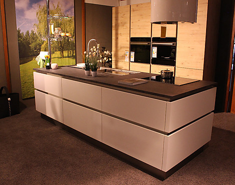 Moderne, grifflose Insellösung mit Hochschrankblock - Feel / Artwood -