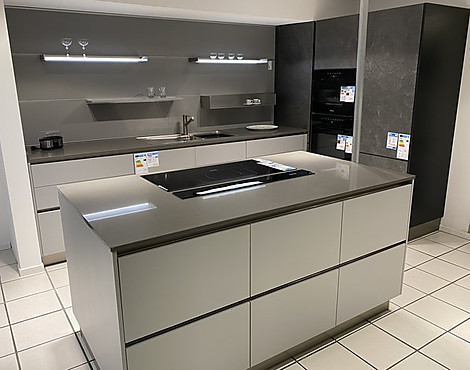 Moderne Insel-Küche mit Kombination aus Mattlack und Steinfurnier - Programm AV 2035-GL und AV 7030-GL