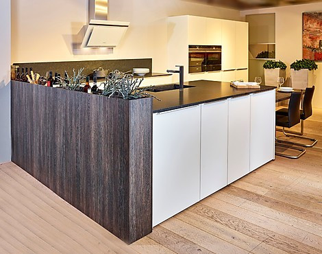 Großzügige Küche mit Spülinsel, Esstisch und Granit Arbeitsplatte - Contur GLM Glas-Matt kristallweiss (Koje 40 KH)