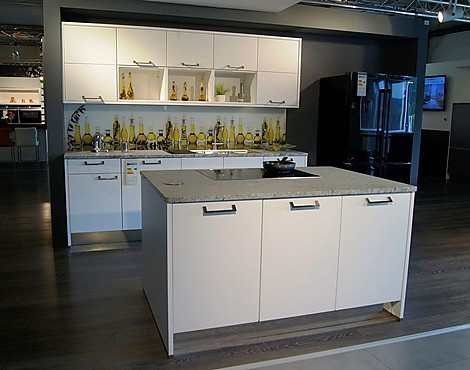 Moderne Inselküche mit Granitarbeitsplatte und Glasrückwand - Touch