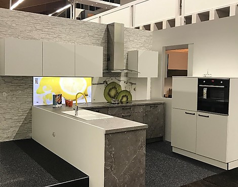 Nolte Ausstellungssküche - M15 Manhattan 48M Kunststoff, Marmor grau + F17 Feel 961 Lacklaminat, weiß softmatt