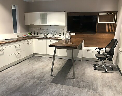 Moderne weiße Softlack-Küche mit cleverer Gestaltung - Loft