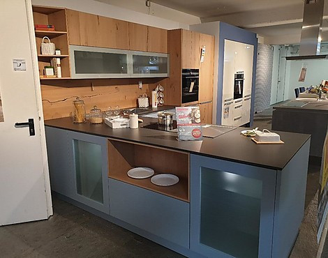 Inselküche in Blau mit Alteiche furnierter Absetzung - AV 6000/AV5084