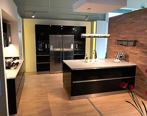 Musterküche Koje 8, Front hochglanz schwarz lackiert, grifflos, Arbeitsplatte Betonfarben hell, Glasrückwände schwarz lackiert - Front Model Barcelona schwarz hochglanz lackiert