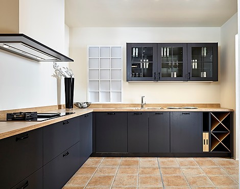 L-Küche in Lavaschwarz Holznachbildung und Vitrine-Oberschränke - Arosa (Koje 125 KL)