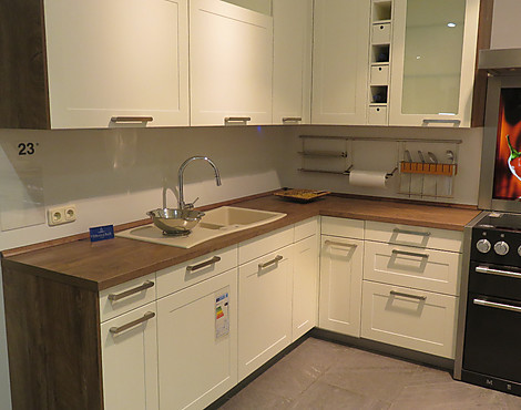 Echtlack in L-Form mit Falcon Range Cooker - Girona Rahmentüre in silk