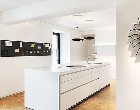 Zeitlose Designerküche, grifflos, mit Insel und Hochschränken in hochwertigem Mattlack - b1