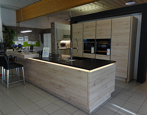 Ausstellungsküche Nobilia mit Insel - Preiskracher!!! - Nobilia 893 Eiche San Remo grifflos mit Natursteinplatte