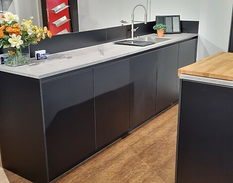 Modern und Ganz in Schwarz - Modern und Ganz in Schwarz