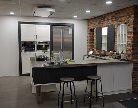 moderne U-Küche in Weiß mit Theke - Häcker Weiß Mattlack