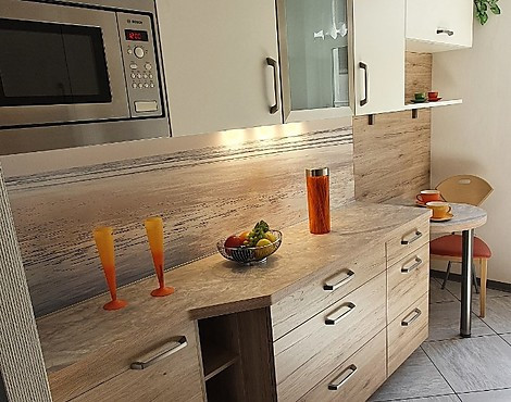 Laser-Riva (Nr.13) - Laser Magnolia mit Riva Eiche San Remo kombiniert, mit Bosch und Miele + Blanco