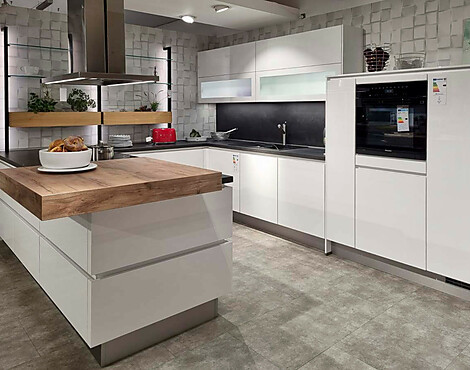 Reduzierte Musterküche | Lack Hochglanz | Miele Premium-Geräte | Grifflos | berbel Abzugshaube - Lux 555 Alpinweiß