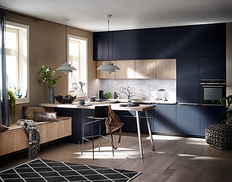 Moderne Holzfront mit Zeitloser Farbkombination - Systemat AV1035 Eiche Sand mit AV6000 matlackiert