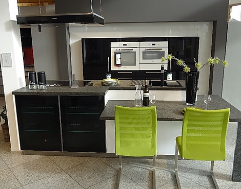 Moderne Insel küche mit integriertem Tisch - Nova Schwarz/ weiß