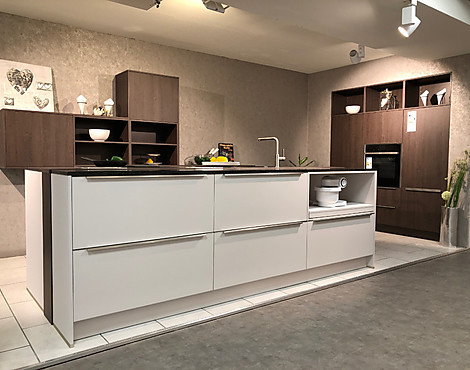 Große Insel mit viel Platz für gemeinsames Kochen und Genießen - Systemat Lack Satin mit Eiche Nougat