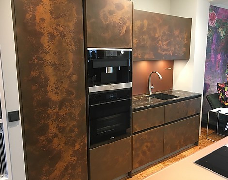 moderne, grifflose Küchenzeile in Rostoptik - Steel 297 corten