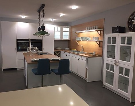 Fröhliche Landhausküche in Weiß mit Holzakzenten - Strato kristallweiß matt