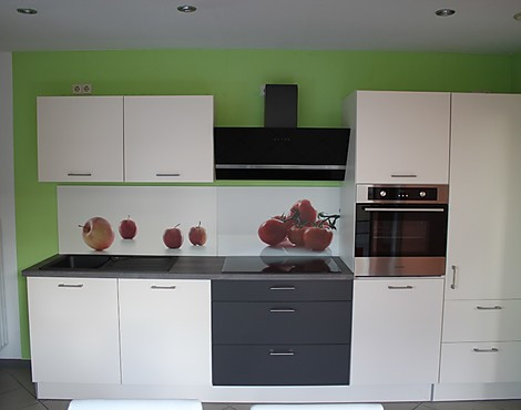 Moderne Küchenzeile mit Glasnischenrückwand - Modern I