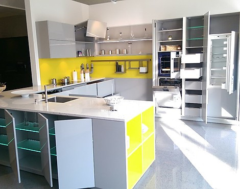 Grifflose Küche - zeitlos-modern mit Stein-Arbeitsplatte und Extra-Sideboard - Techno Kitchen in Satinagrau
