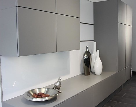 Moderne Wohnküche mit Keramik- Arbeitsplatte und Miele- Geräten - NL500, Achatgrau-Satinlack + polarisweiß Satinlack, grifflos