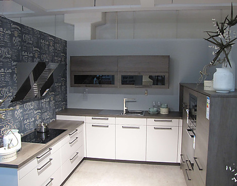 moderne U-Küche von Nobilia mit Miele Ausstattung - Nobilia Fashion Lack und Riva Eiche Dakota