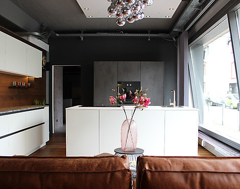 Inselküche mit Luxusgeräten von Gaggenau - Massivholz Auszügen, Kühl-/Gefrierkombination, Flex-Induktionskochfeld mit Absaugung, Spülmaschine & Backofen - Mattlack Weiß/Beton
