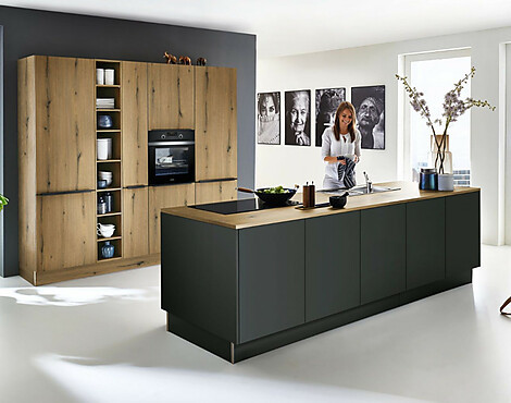 Moderne Inselküche in Schwarz softmatt und Chalet eiche Farbkombination - Soft Lack