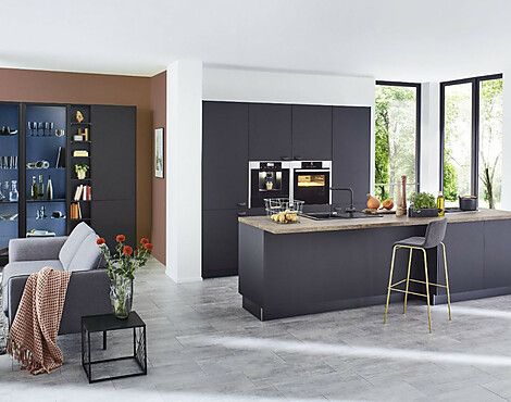 Moderne Inselküche in Schwarz softmatt - Plus