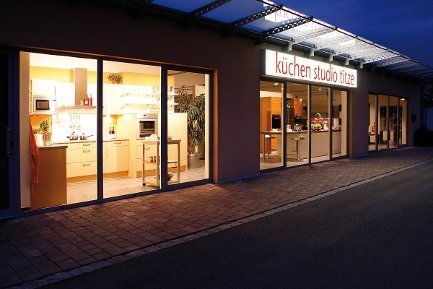 Küchenstudio Titze in Alling bei Fürstenfeldbruck nahe München, bei Nacht