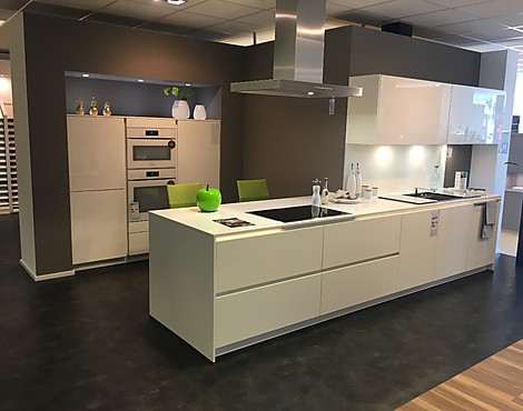 Elegante Küche mit Kehlleisten-Beleuchtung und Quarz-Arbeitsplatte 20mm / Nochmals stark reduziert - Wir brauchen Platz! - KME 635 Weiß Hochglanz Lack