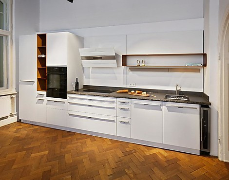 Forster, Schweizer Stahl Küche mit AEG-Premium Geräten - Designküche von ausgesucht schlichter Eleganz
